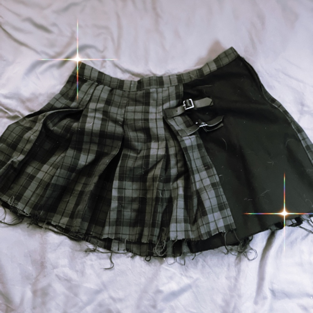 ✨Distressed plaid greenish gray and black skirt✨